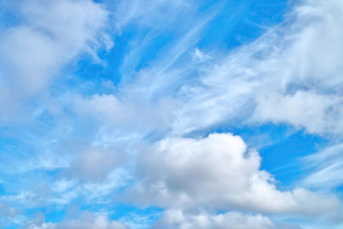 巻雲と積雲が浮かぶ青空（空 素材の背景フリー画像）
