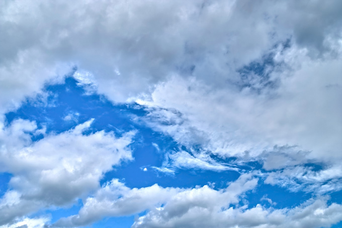灰色の雲に覆われる青空（空 写真の背景フリー画像）