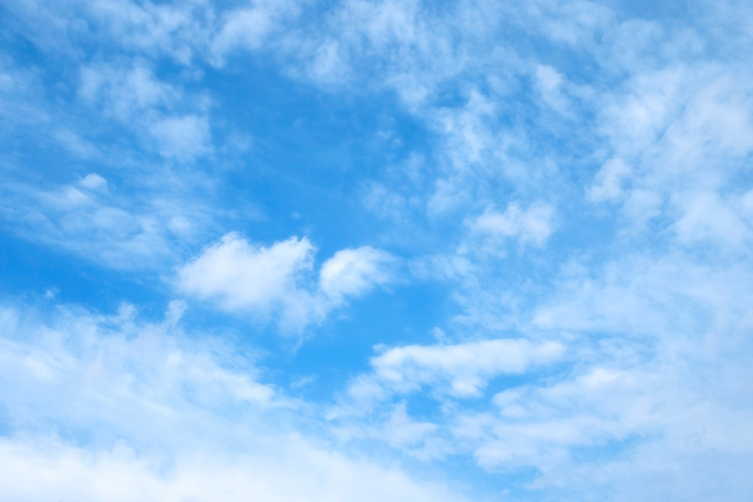 青空に立ち籠める薄い雲（空 壁紙の背景フリー画像）