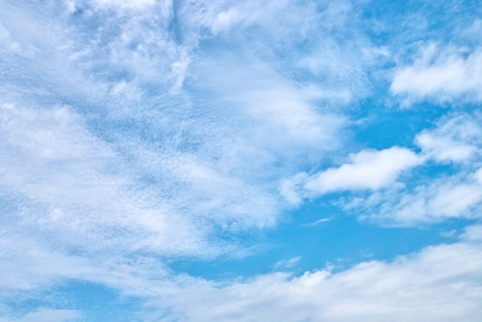 無数の雲片が覆う青空（空 風景の背景フリー画像）