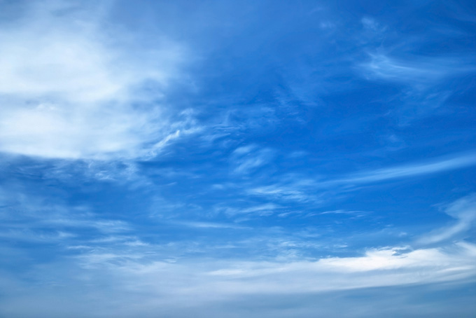 青空に白い筋を描く雲（空 綺麗の背景フリー画像）