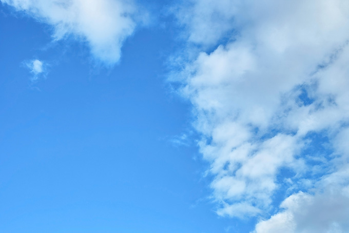 青空に積み重なる断片雲（空 素材の背景フリー画像）