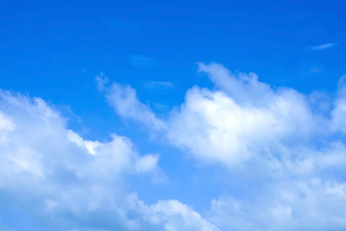 清爽な雲が湧き上る青空（空 テクスチャの背景フリー画像）