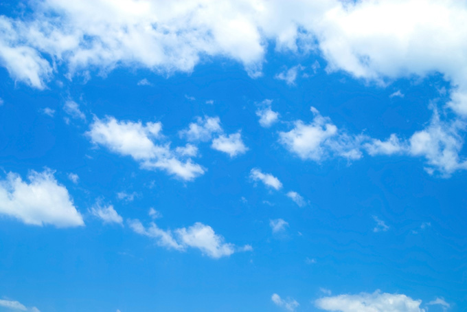 青空高く泳ぐ大小の雲（空 素材の背景フリー画像）