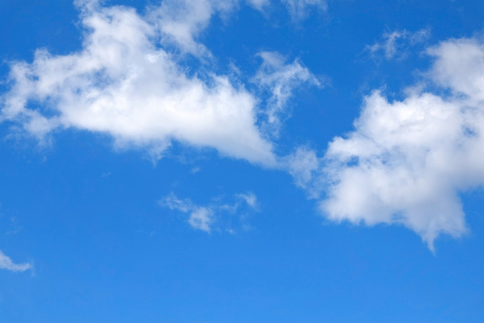 白い雲がバラける様に浮かぶ青空（空 壁紙の背景フリー画像）