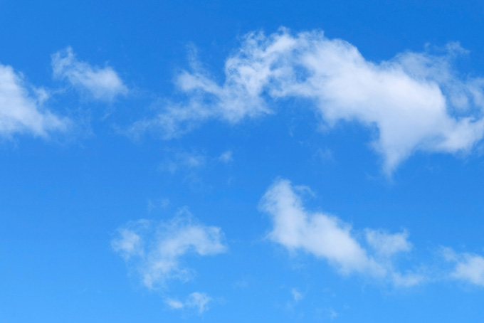 青空を彷徨うように漂う断片雲（空 待ち受けの背景フリー画像）