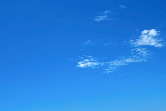 青空に朧げに残る白い雲（空 写真の背景フリー画像）