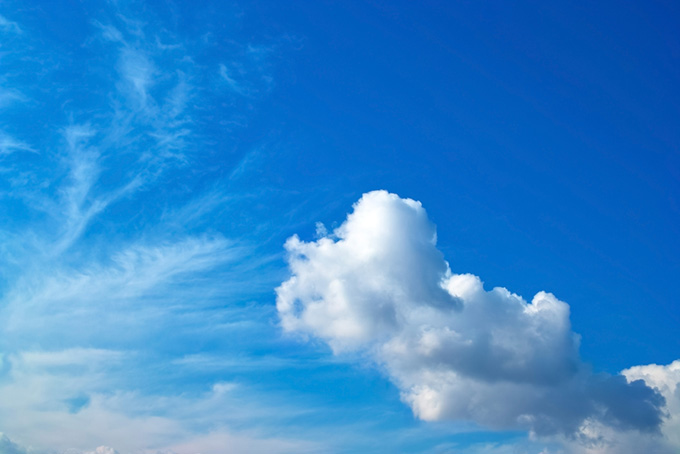 積雲と巻雲が重なる青空（空 テクスチャの背景フリー画像）