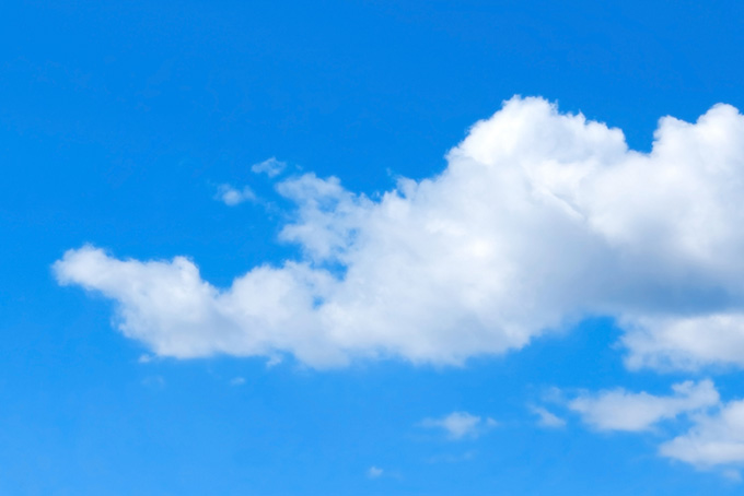 青空と横に伸びる白い雲（空 待ち受けの背景フリー画像）