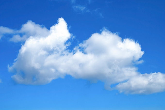 青空に悠然と浮かぶ積雲（空 風景の背景フリー画像）