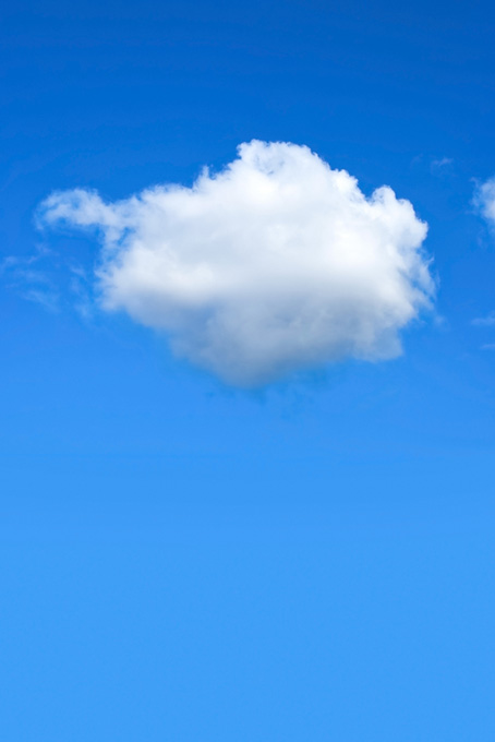 青空にポツンと浮かぶ丸い雲（空 写真の背景フリー画像）