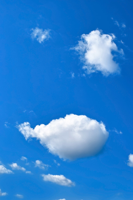 まんまるに太った雲と青空（空 素材の背景フリー画像）