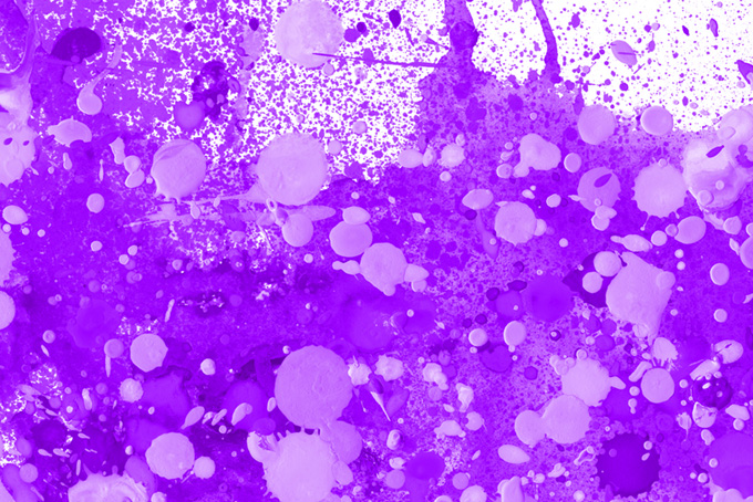 紫色の絵具のスプラッシュテクスチャ写真（スプラッシュ 紫の背景フリー画像）