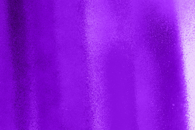 紫のカラースプレーでクールな写真（スプレー 紫の背景フリー画像）