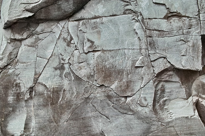 直線的な切れ目の岩の写真（石 写真の背景フリー画像）
