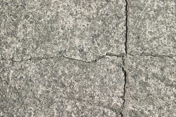 十字にひび割れた石の表面のテクスチャ（石 写真の背景フリー画像）