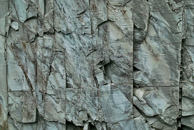 切り立った岩肌の画像（石 素材の背景フリー画像）