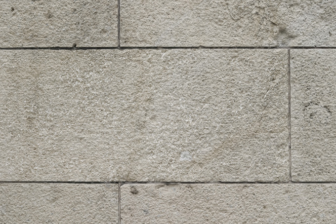 細い溝の汚れた白い石壁（石壁 素材の背景フリー画像）