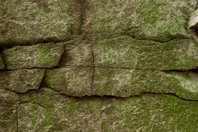 苔の生えた石積み（石 テクスチャの背景フリー画像）
