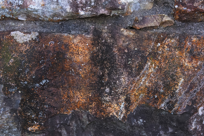 茶色い石壁のテクスチャ（背景 石壁の背景フリー画像）