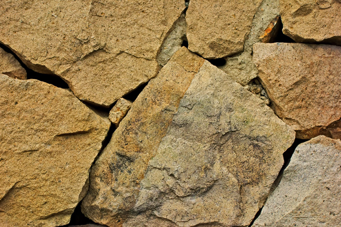 大きな岩の石壁（壁 待ち受けの背景フリー画像）