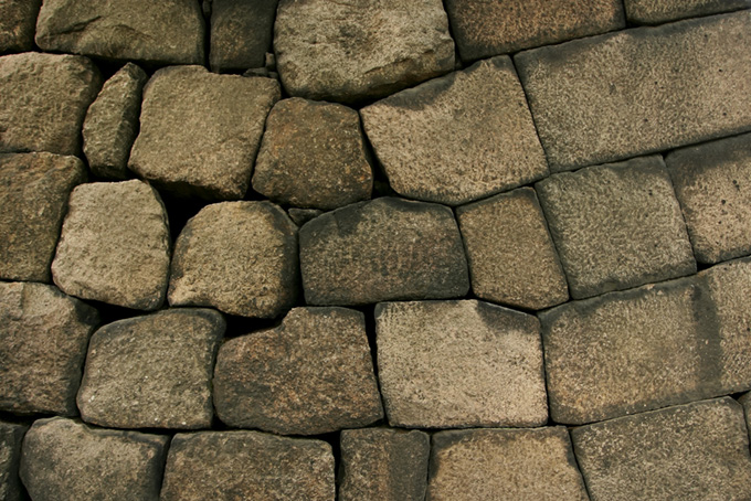 茶色い石壁（石壁 素材の背景フリー画像）