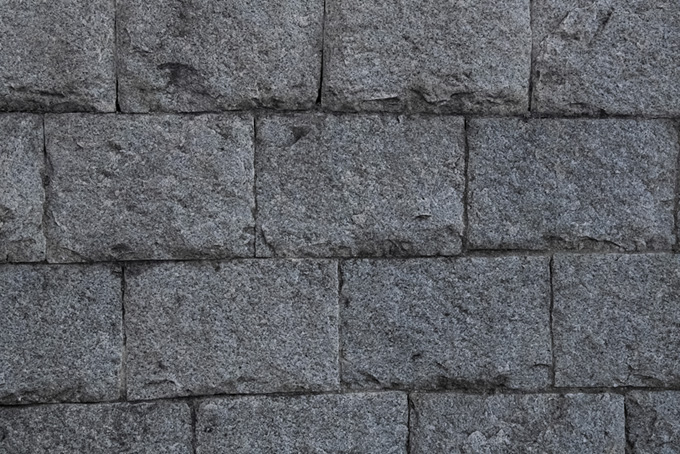 四角い石を隙間なく積んだ石壁（石壁 素材の背景フリー画像）