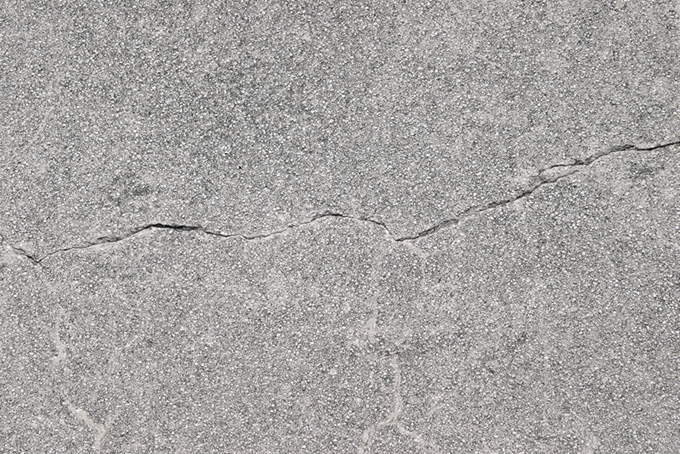 ひび割れたコンクリートの壁（コンクリート テクスチャ 素材の背景フリー画像）