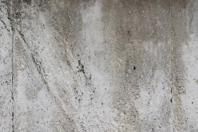 湿っぽいコンクリートの壁（コンクリート テクスチャ 素材の背景フリー画像）