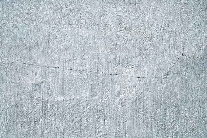 ヒビの入った白い壁（テクスチャ 素材の背景フリー画像）