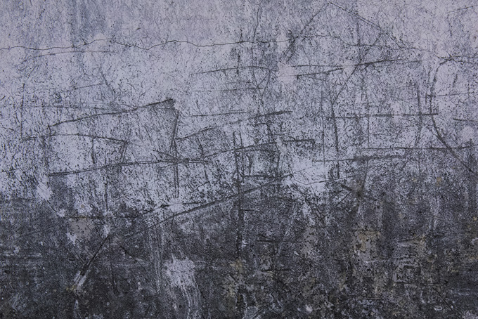 傷とヒビが入ったモルタルの壁（コンクリート 画像 素材のフリー背景）