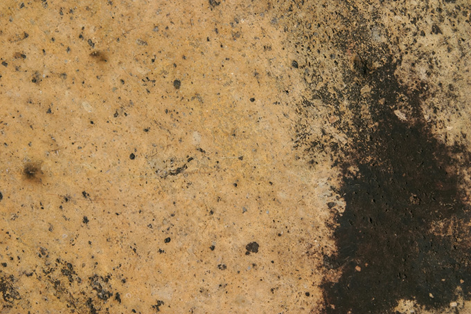 小さな穴が沢山空いた茶色い石（テクスチャ グランジの背景フリー画像）