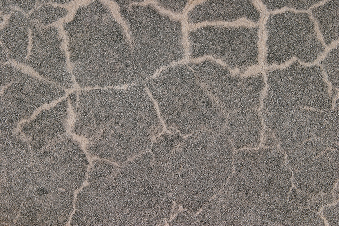 ヒビを補修した砂利の入った壁（テクスチャ グランジの背景フリー画像）