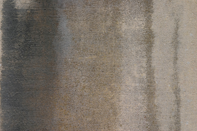 水で湿ったセメント素材の壁（テクスチャ グランジの背景フリー画像）