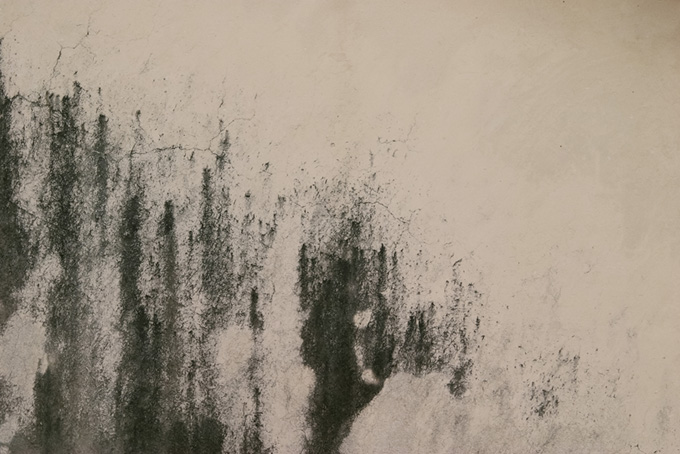 黒い汚れのある塀（テクスチャ 素材の背景フリー画像）