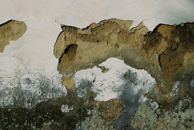 崩れ落ちた白壁の塀（テクスチャ 素材の背景フリー画像）