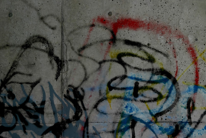 落書きのあるコンクリート壁（テクスチャ 素材の背景フリー画像）