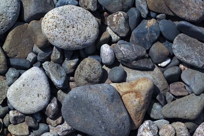 河原の大小の石（テクスチャ 素材の背景フリー画像）