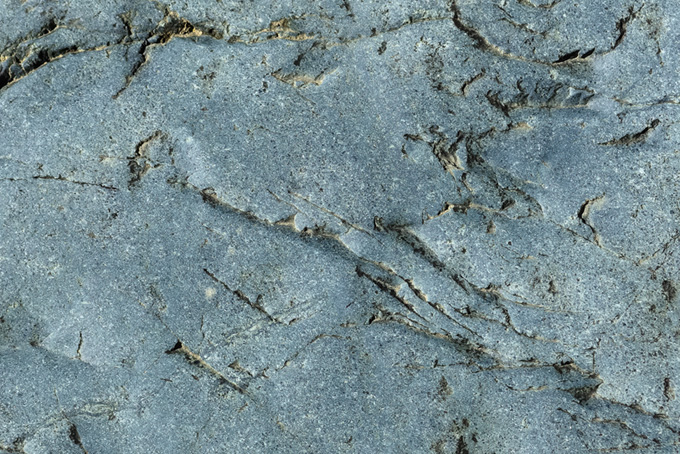傷のある青白い岩（石のフリー画像）