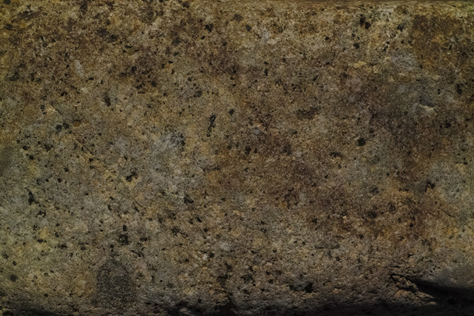 無数の穴がある茶色い岩（岩 素材の背景フリー画像）