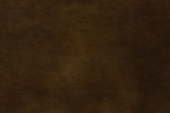 皺と斑のある焦茶色の牛革（レザー 壁紙の背景フリー画像）