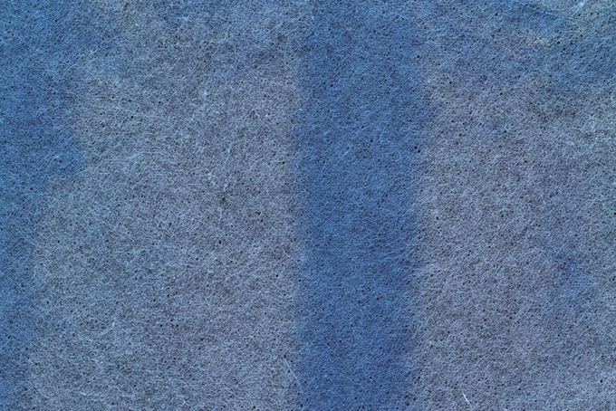 灰色に青のボカシがある和紙（テクスチャの背景フリー画像）