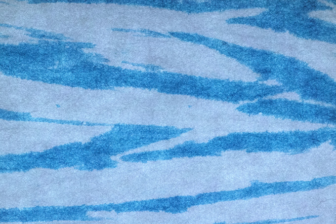 空の様な青と白の和紙（テクスチャ 素材の背景フリー画像）