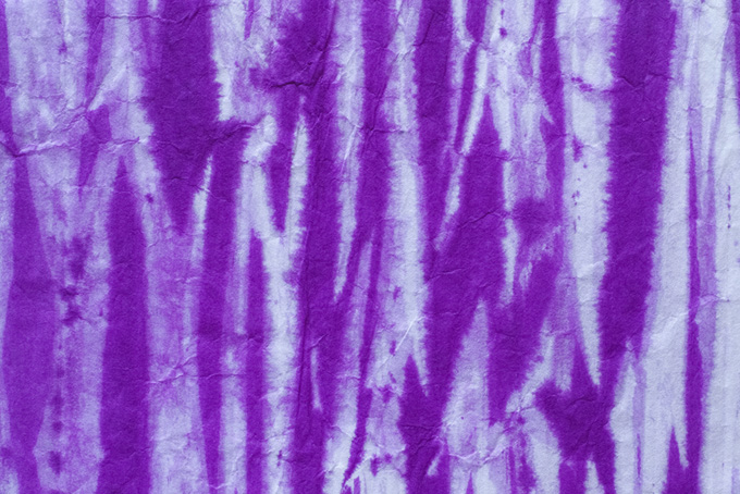 柳絞りで染められた紫色の和紙（テクスチャ 素材の背景フリー画像）