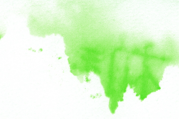 垂れるように紙に広がる緑の色（テクスチャ 素材の背景フリー画像）