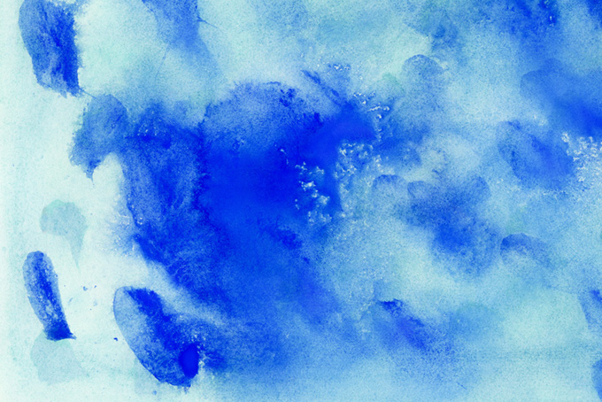 紺色の絵具が水に滲む紙（テクスチャ 素材の背景フリー画像）