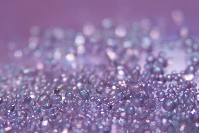 キラキラと光るおしゃれな紫色のガラスの粒（キラキラ カワイイ おしゃれの背景フリー画像）