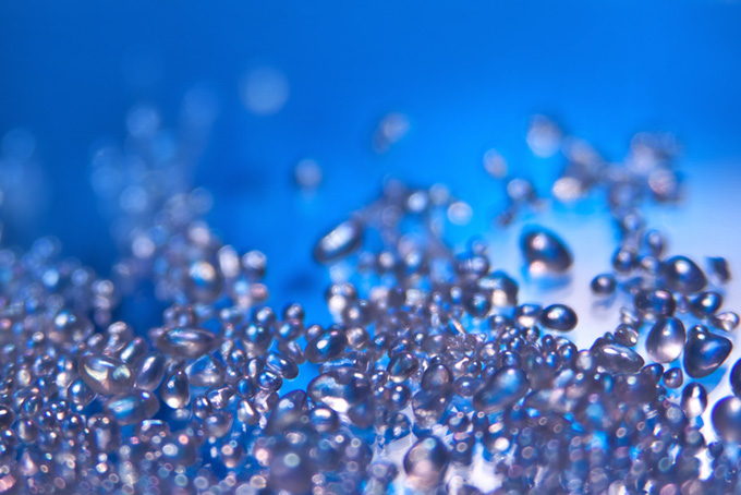 水滴のキラメキの様な青いキラキラ背景写真（キラキラ 画像 写真の背景フリー画像）