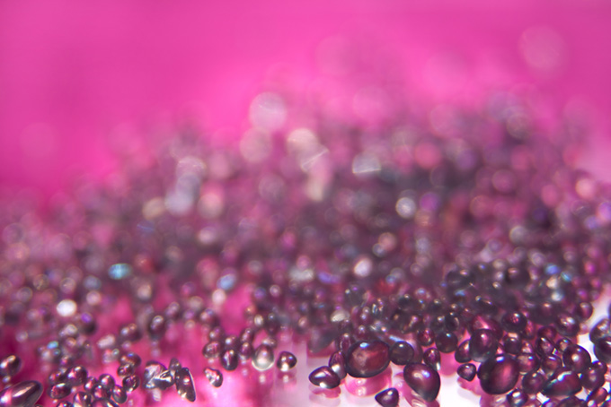 キラキラと輝く雫のテクスチャとピンク背景（キラキラ 可愛い 素材の背景フリー画像）