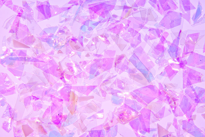 紫色のキラキラと光るフィルムのテクスチャ（キラキラ 写真 可愛いの背景フリー画像）
